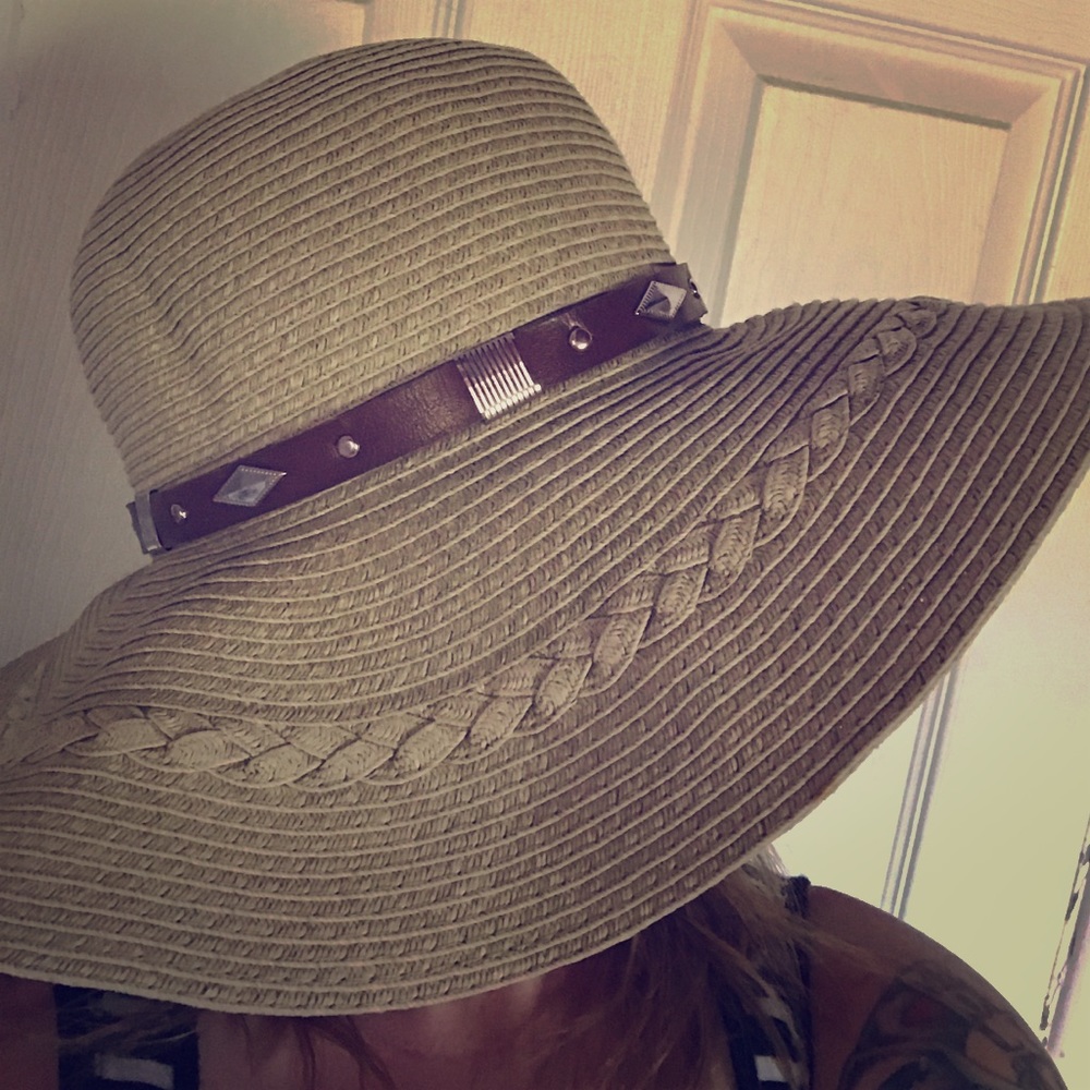 Summer hat with brown and silver band