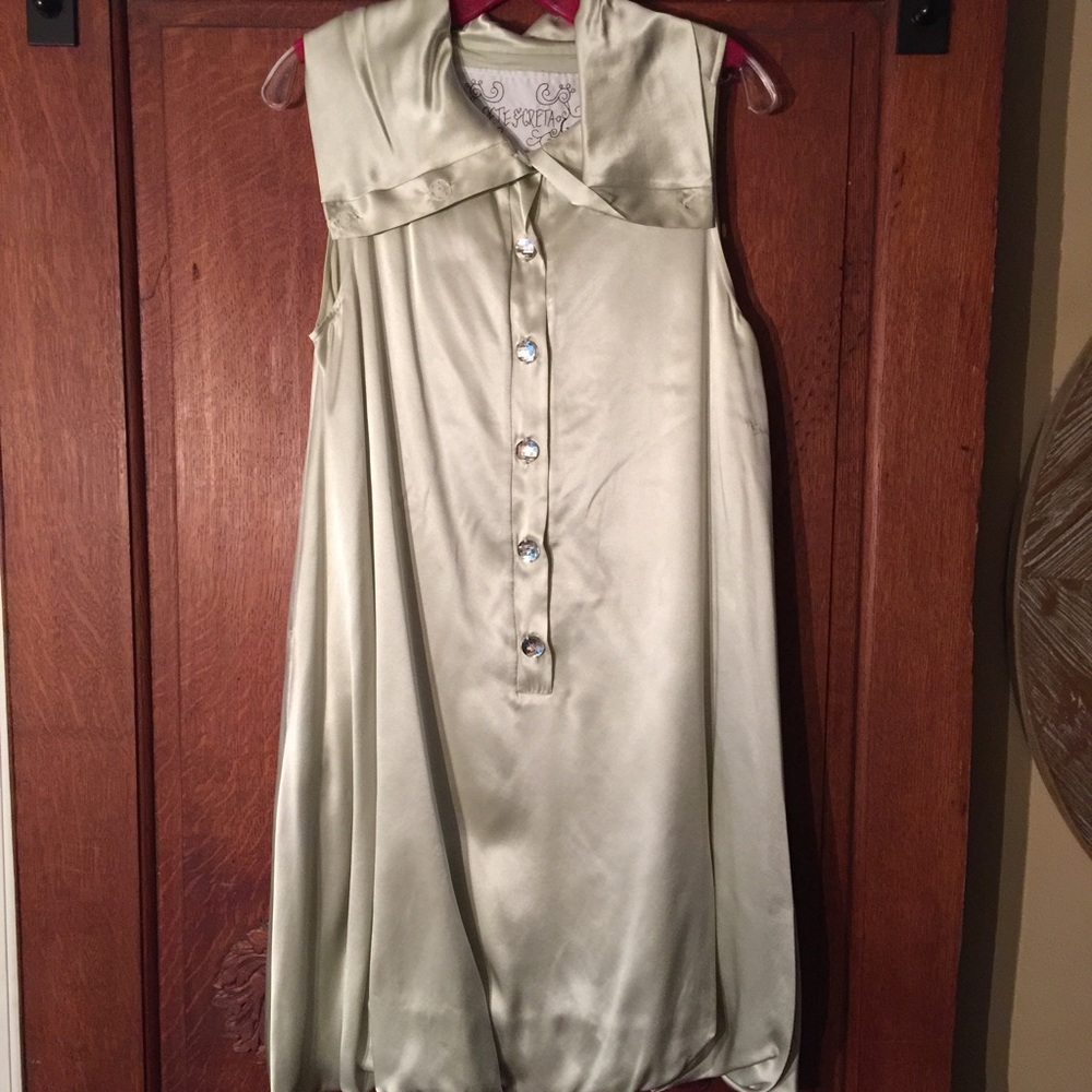 Beautiful , boutique "balloon" bottom dress.