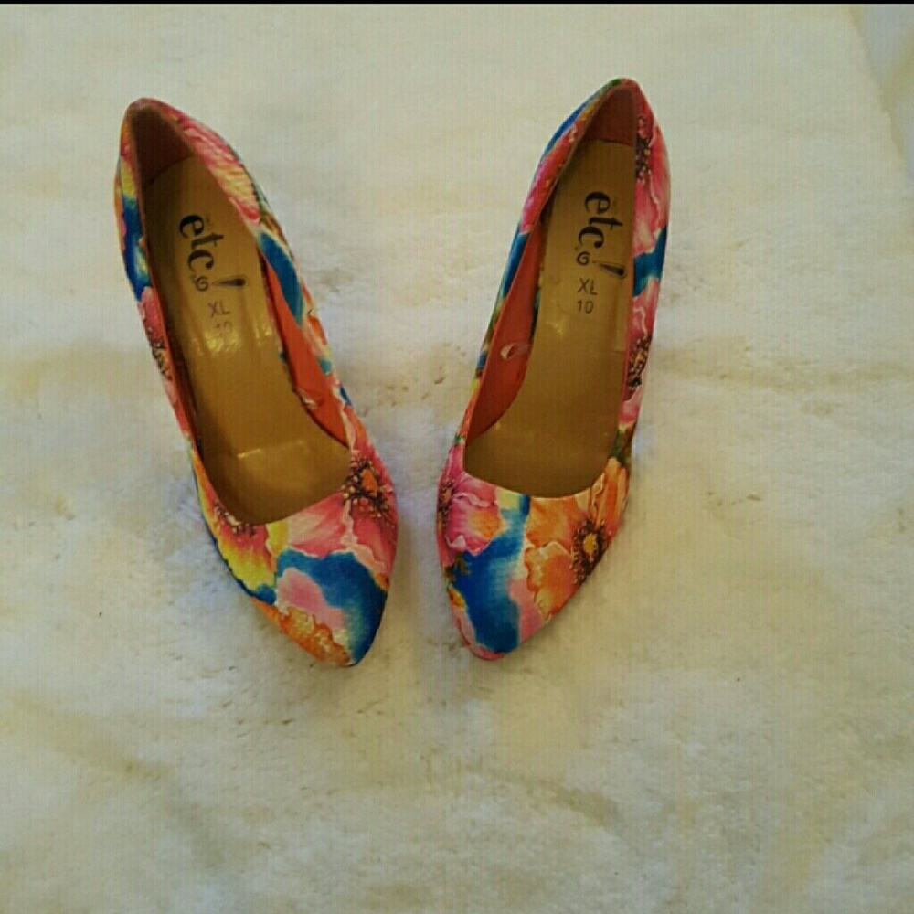 Floral size 10 narrow heels. Gorgeous shoes!