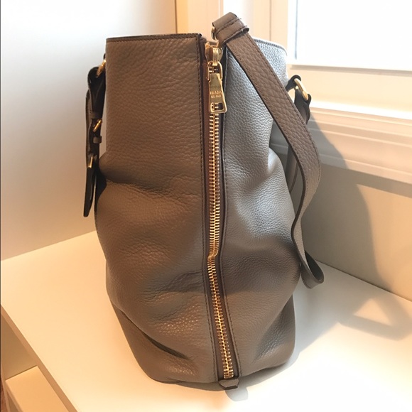 Prada Vitello Daino Gray Pebbled Leather Tote - Picture 2 of 4