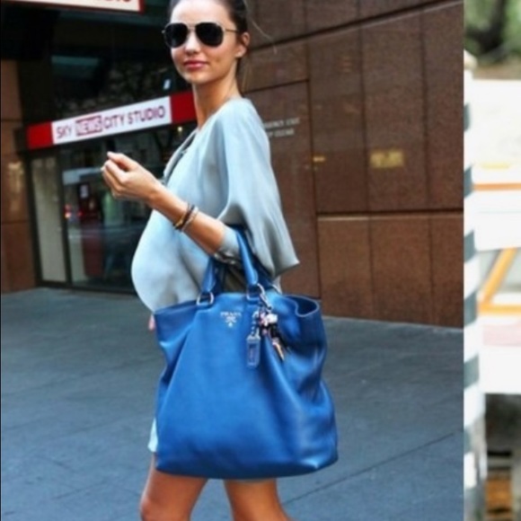 Prada Vitello Daino Gray Pebbled Leather Tote - Picture 4 of 4