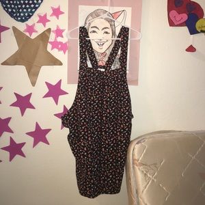 Overalls floral, line texture