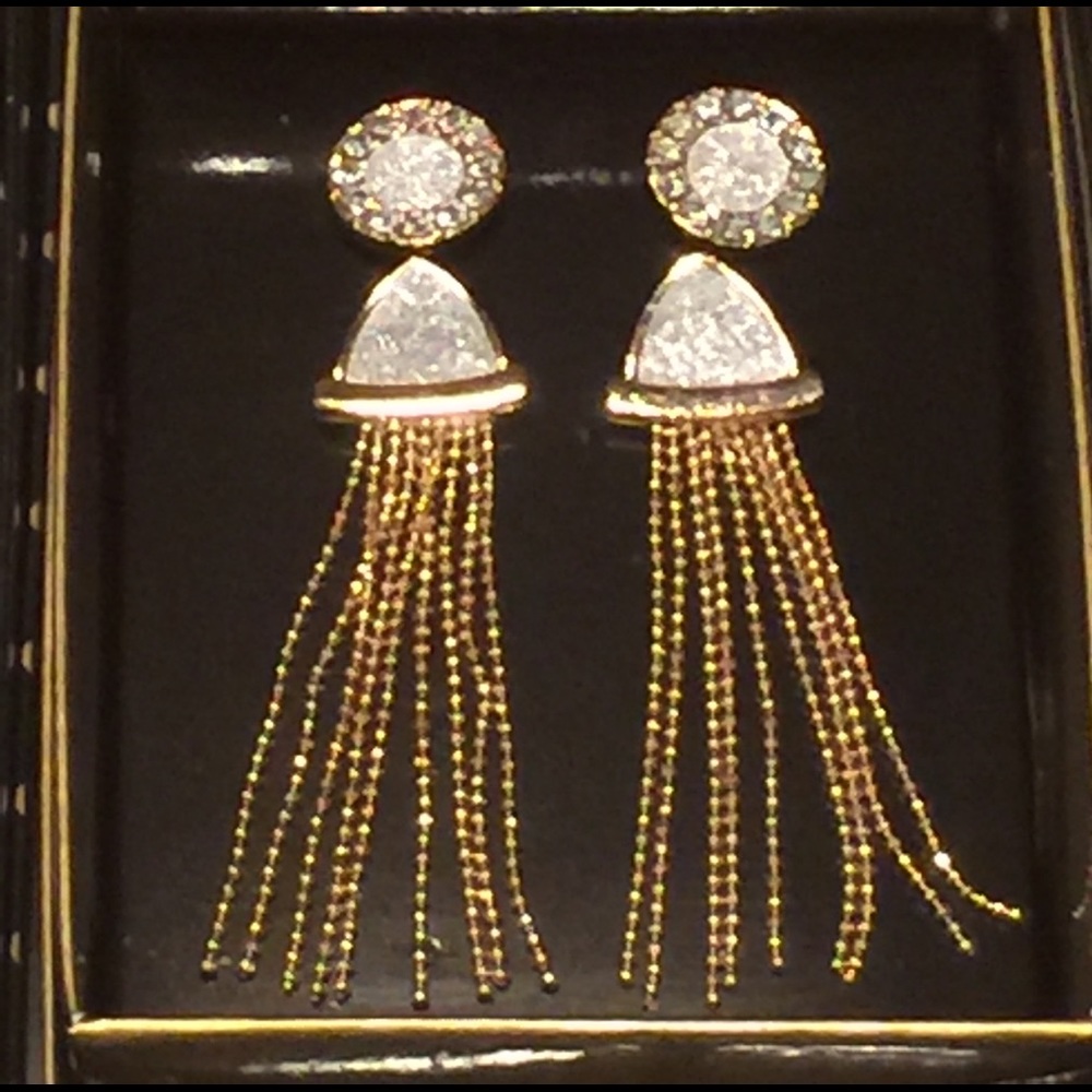 Free 5-piece NWT faux pearl jewelry set - Picture 2 of 8