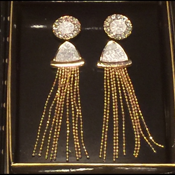 Free 5-piece NWT faux pearl jewelry set - Picture 2 of 8