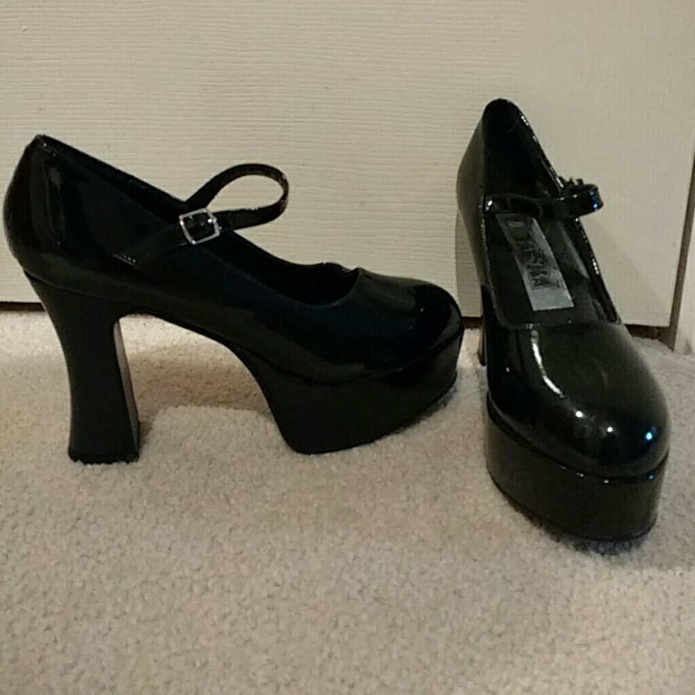 Nwot platform block heel patent mary jane shoes