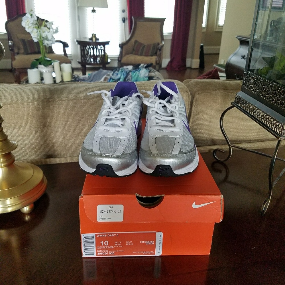 Nike Darts 8 (NEW)
