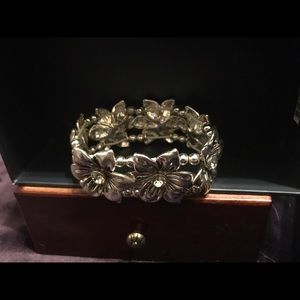 Flower bracelet with stretchy wristband