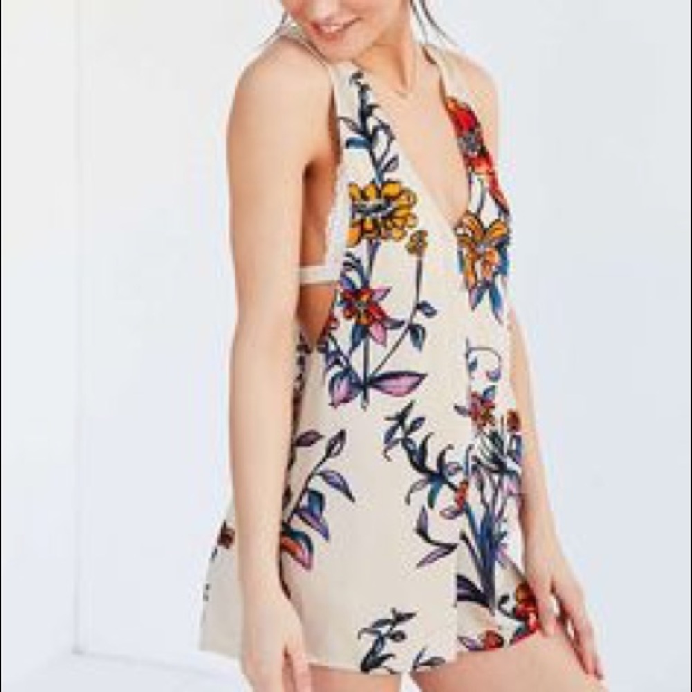 NWT UO Floral Romper - LAST ONE SIZE XS - Picture 3 of 5