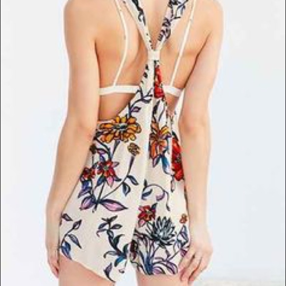NWT UO Floral Romper - LAST ONE SIZE XS - Picture 4 of 5