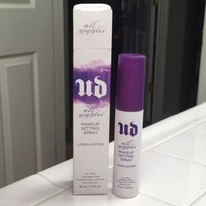 Urban Decay All Nighter makeup setting spray