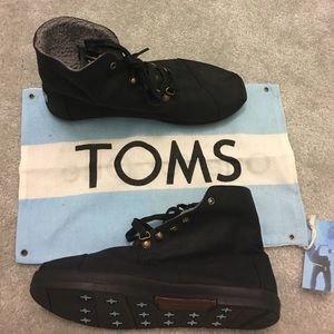 NEW! TOMS men's botas black with gray sherpa
