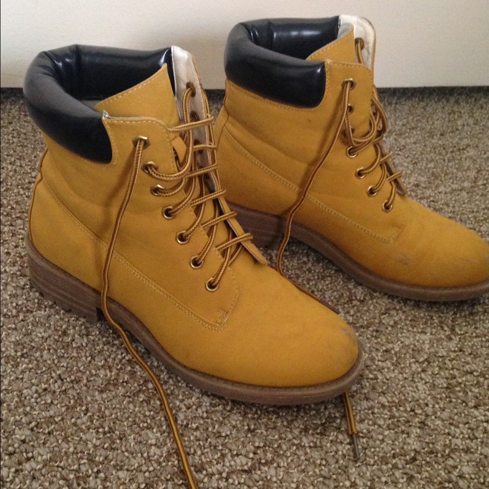 Timberland style women's boots. Donating soon!!