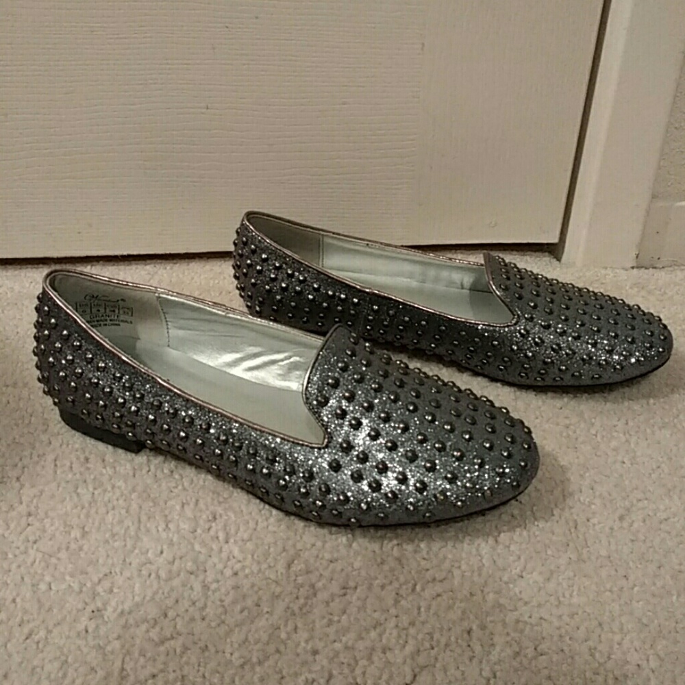 Nwot gray studded flats