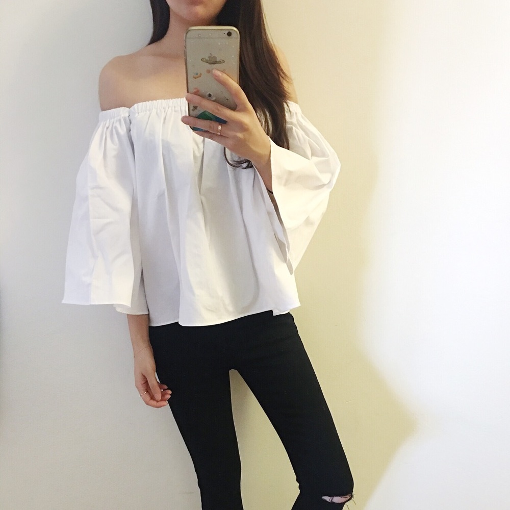 Boutique-Back in Stock Whiteoffshoulder summer top - Picture 2 of 7
