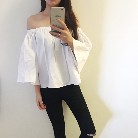 Boutique-Back in Stock Whiteoffshoulder summer top - Picture 2 of 7