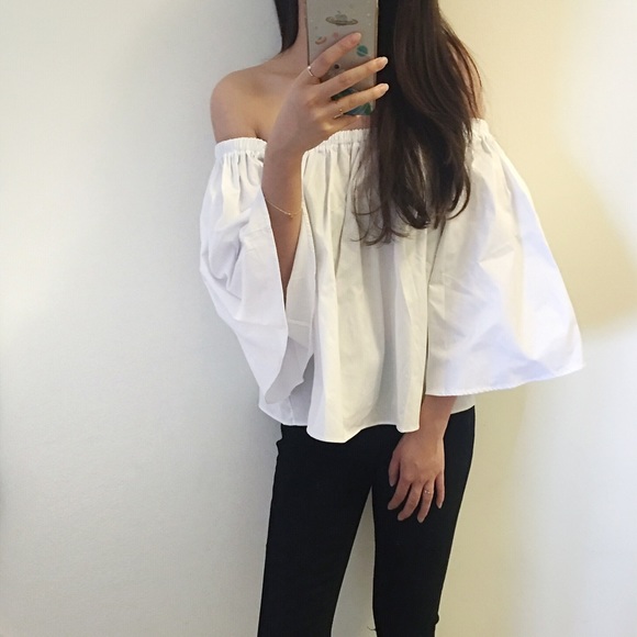 Boutique-Back in Stock Whiteoffshoulder summer top - Picture 3 of 7