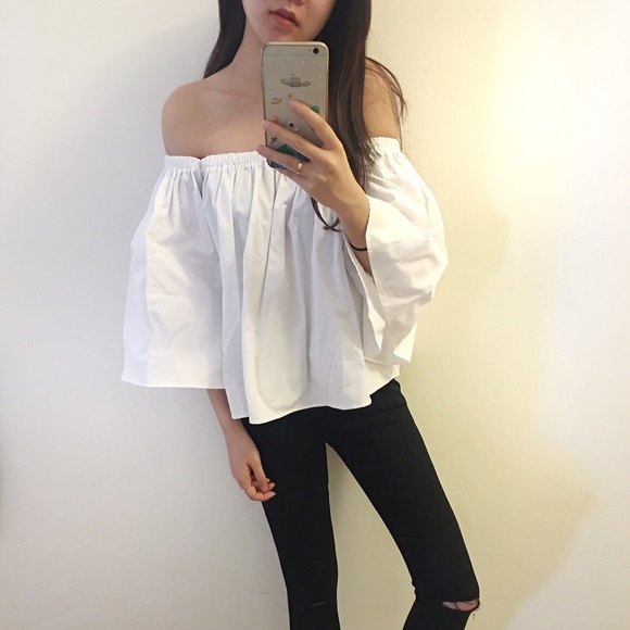 Boutique-Back in Stock Whiteoffshoulder summer top - Picture 5 of 7
