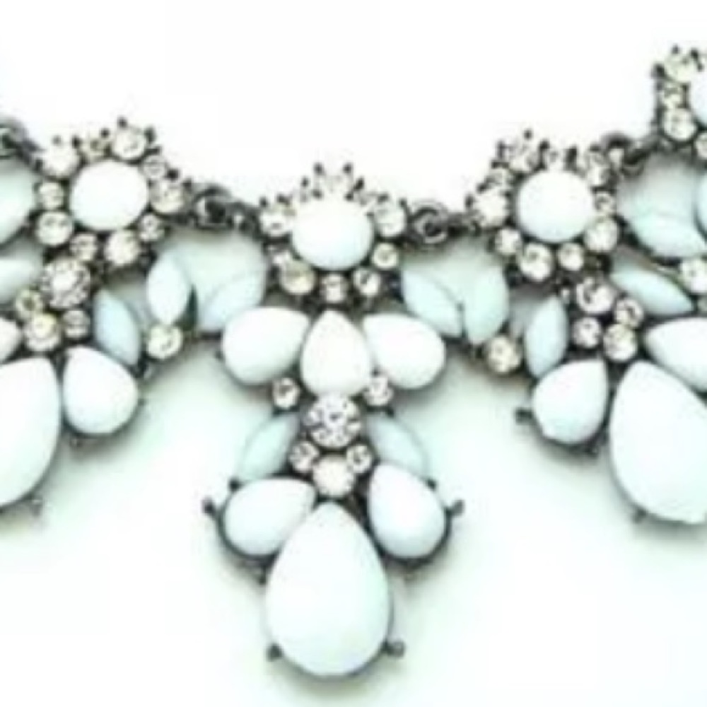 🛍💎 White statement  necklace 🛍🎀 - Picture 3 of 3