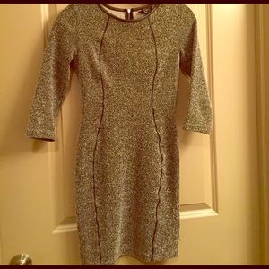 Fitted dress with quarter sleeves