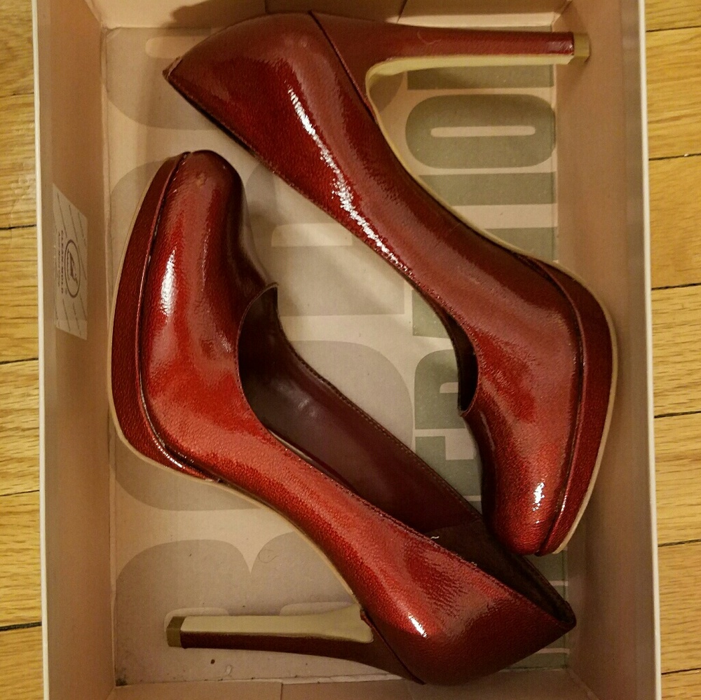 BCBG Generation Red Tumbled Pearl Pat (Size 7.5M)