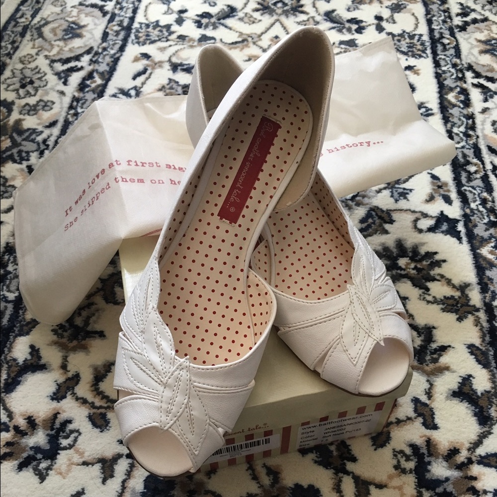 ON HOLD BAIT Footwear White Janessa Wedges EUC
