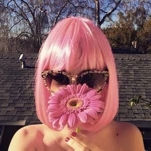 Meet your Posher, Loni