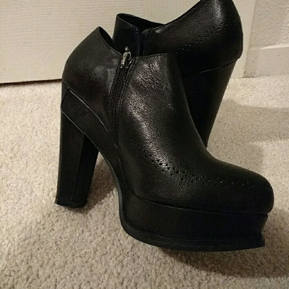 Nib black leather platform booties