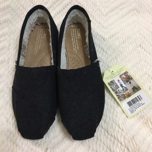 TOMS Women's classic Black Woolen Shearling 7.5