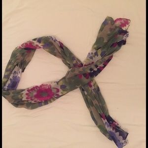 Flowered thin scarf
