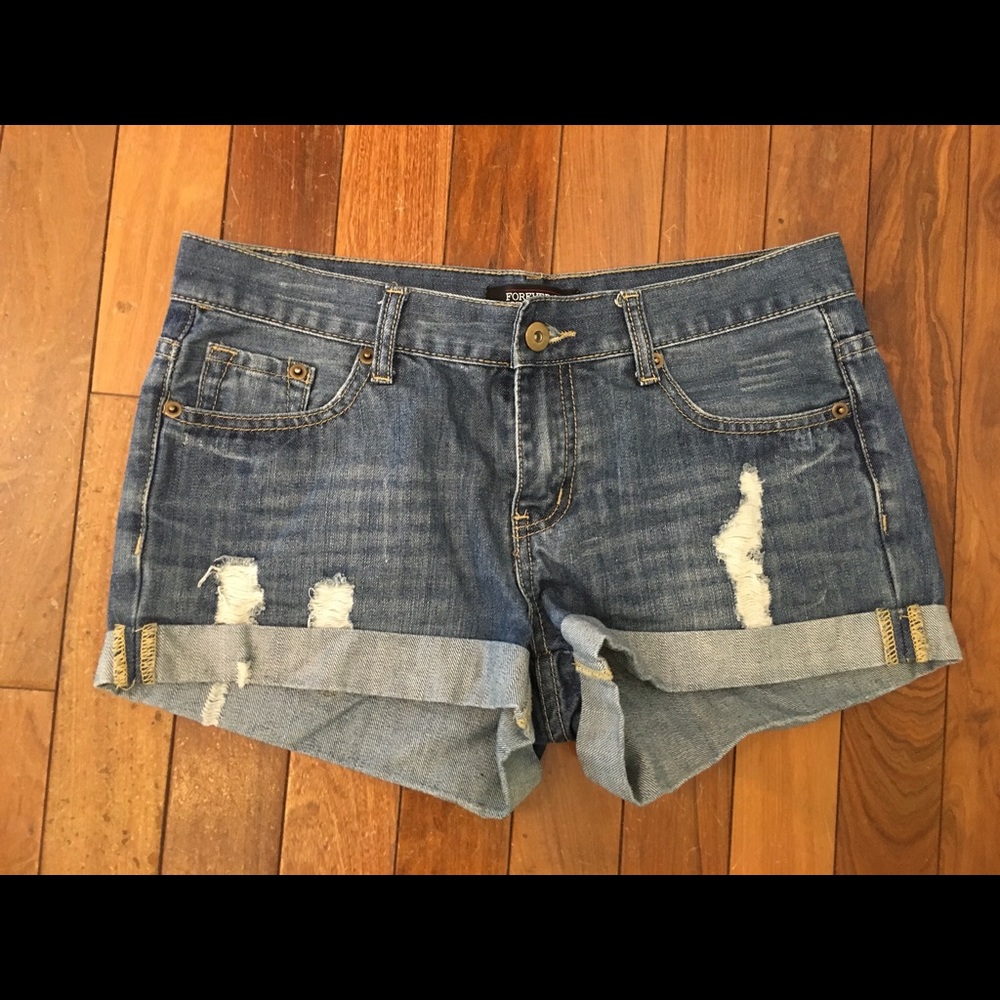 💥Forever 21 distressed shorts