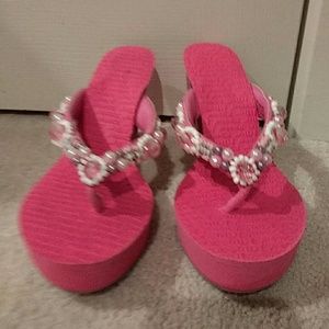Nib Betsy Johnson pink thong beaded sandals