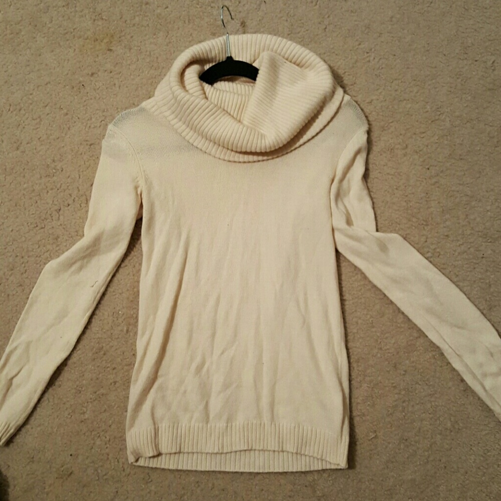 Like new ♡ cream color turtle neck!