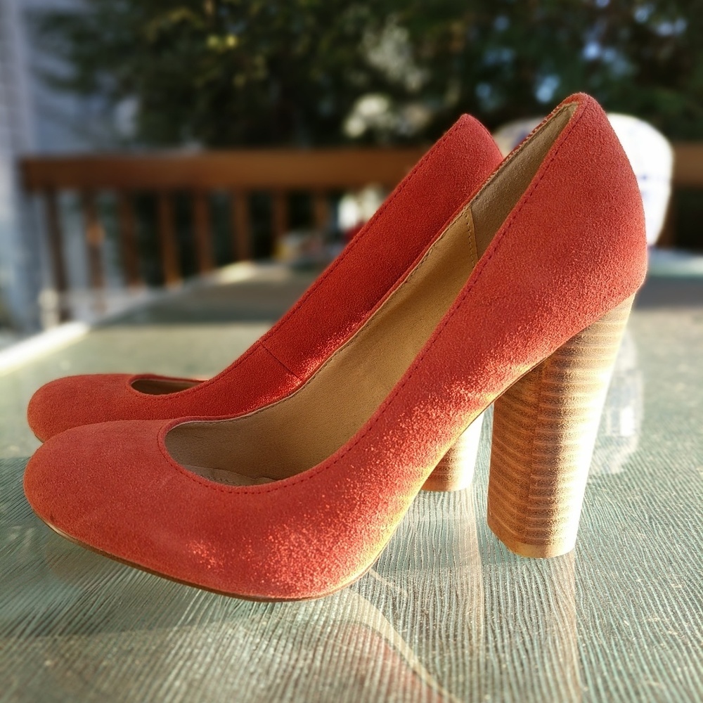 Express suede coral pumps