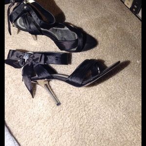 Black satin pumps with bow