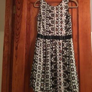 Sleeveless GEO print dress
