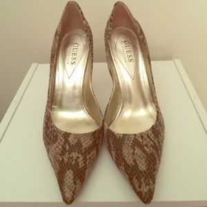 GUESS natural multi fabric pump
