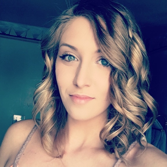 Meet your Posher, Laura - Picture 1 of 1