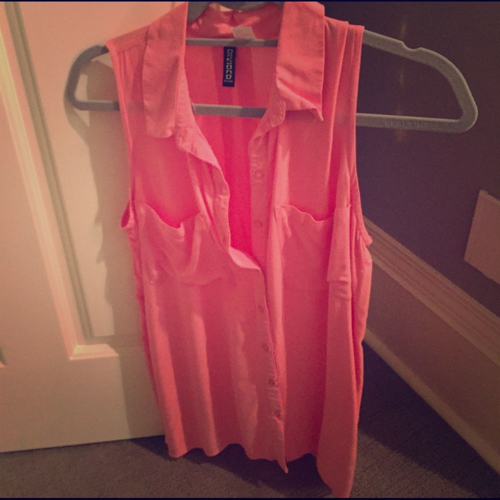 Divided sleeveless blouse