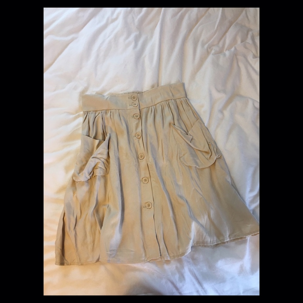 Flowy ivory skirt with buttons and pockets