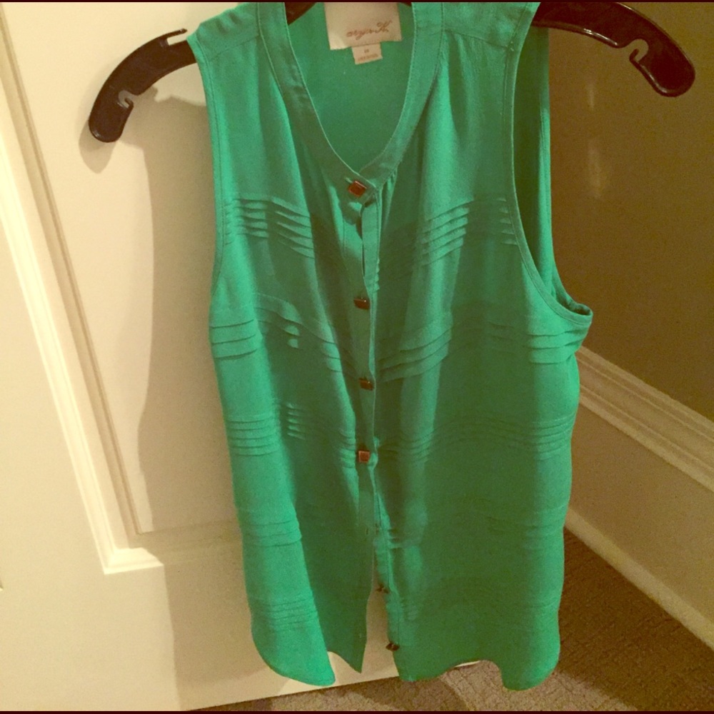Emerald sleeveless blouse with square buttons