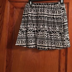 GEO print mini skirt.