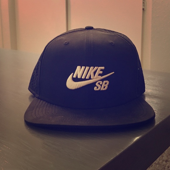 Nike SnapBack - Picture 1 of 2