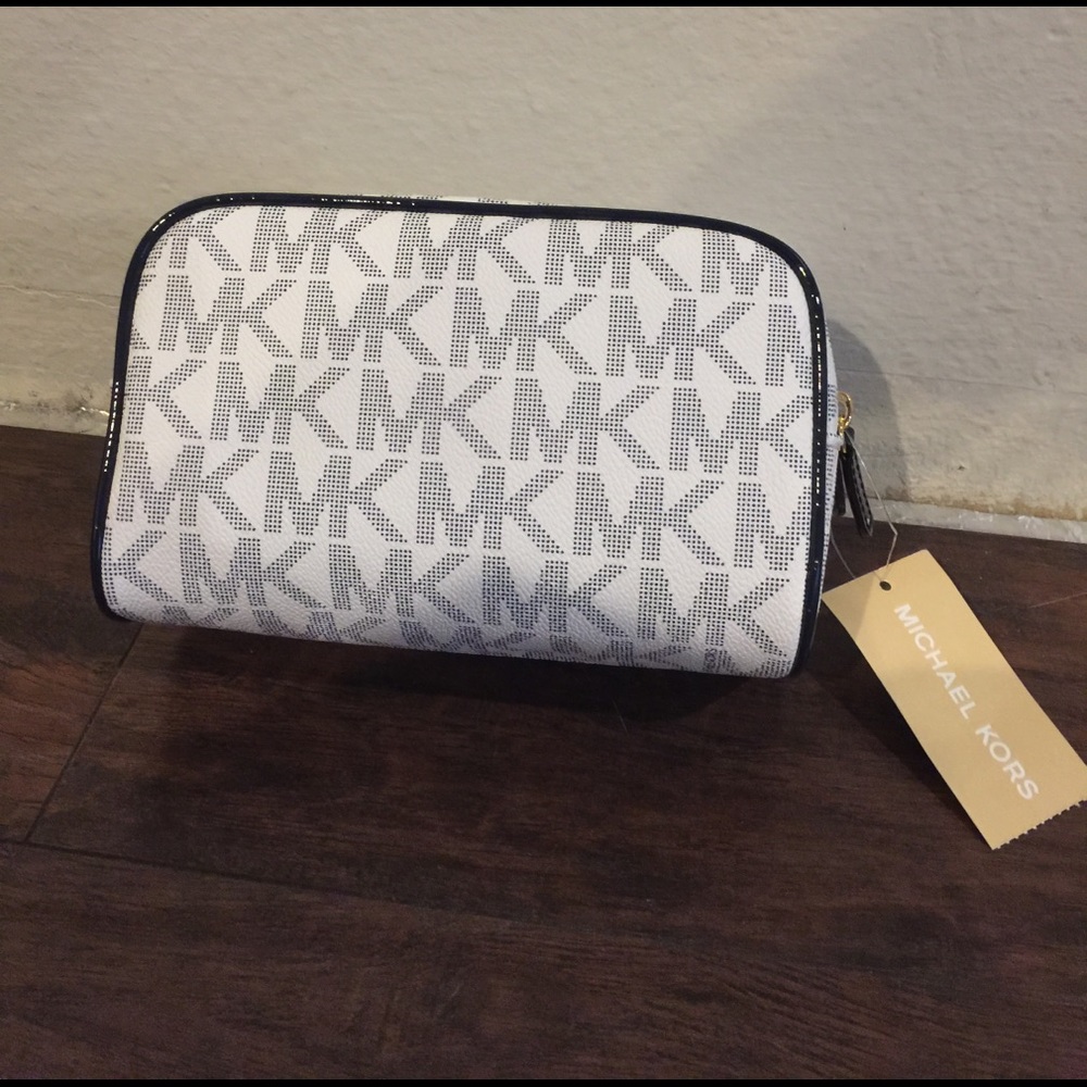 ❄️Winter Sale❄️ New Michael Kors Makeup Case - Picture 2 of 3