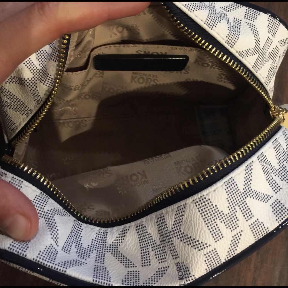 ❄️Winter Sale❄️ New Michael Kors Makeup Case - Picture 3 of 3