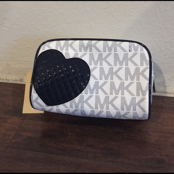 Michael Kors Handbags - ❄️Winter Sale❄️ New Michael Kors Makeup Case