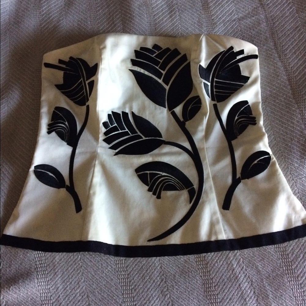 Beautiful strapless top.