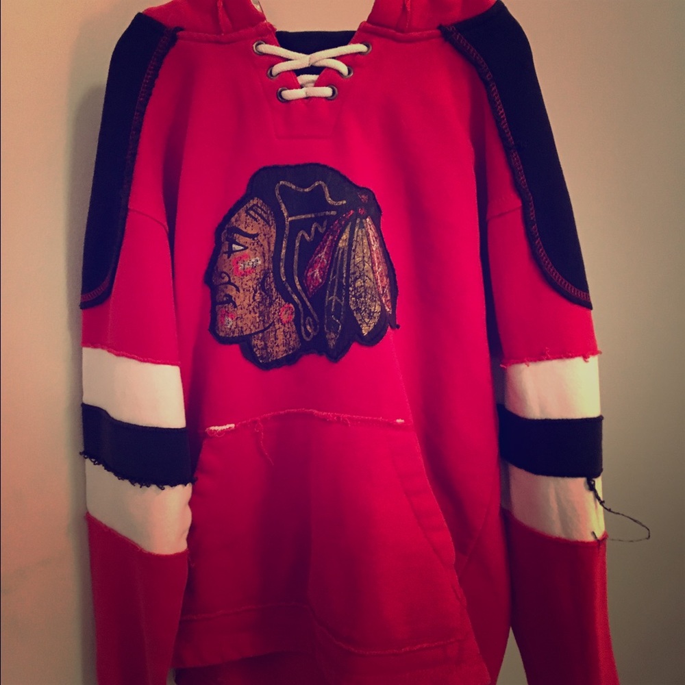 Selling a good condition Chicago Blackhawks hoodie