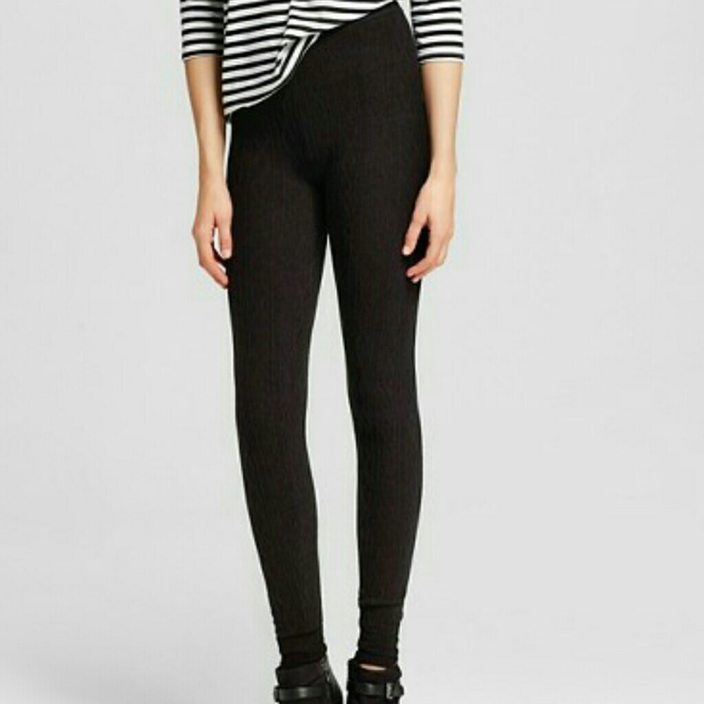 Set of two cable knit sweater leggings. Black Blue