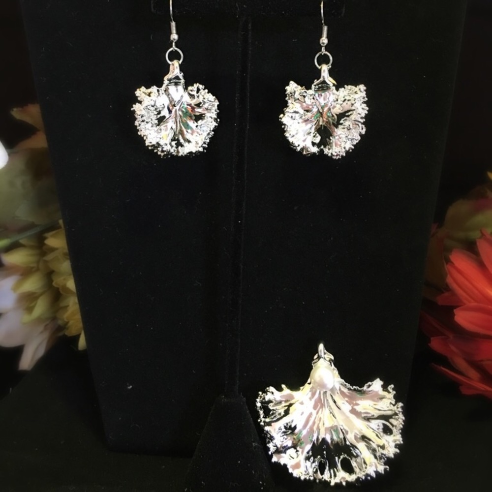 Freshwater PearlKale Pendant and EarringsPlatinum