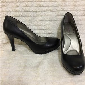 Bandolino Black Leather Pumps